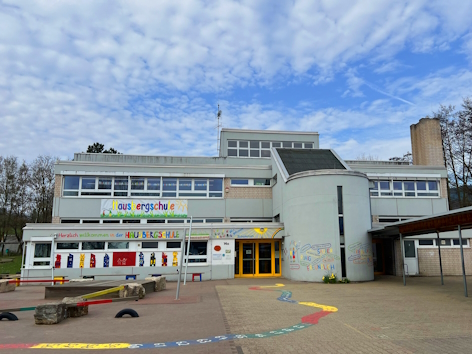 Ein Blick auf den Spielplatz vor der Hausbergschule