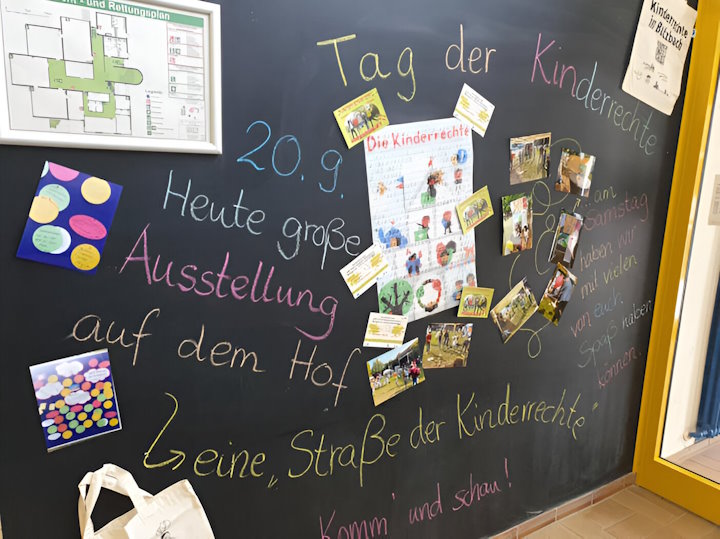 Tag der Kinderrechte: Eine Ausstellung auf dem Hof