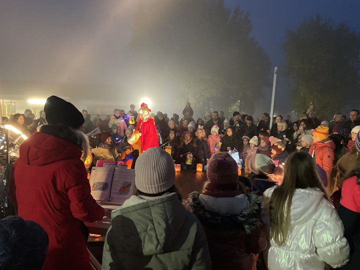 Eine Vorführung beim Sankt Martin Fest, Kinder sitzen mit Laternen im Kreis